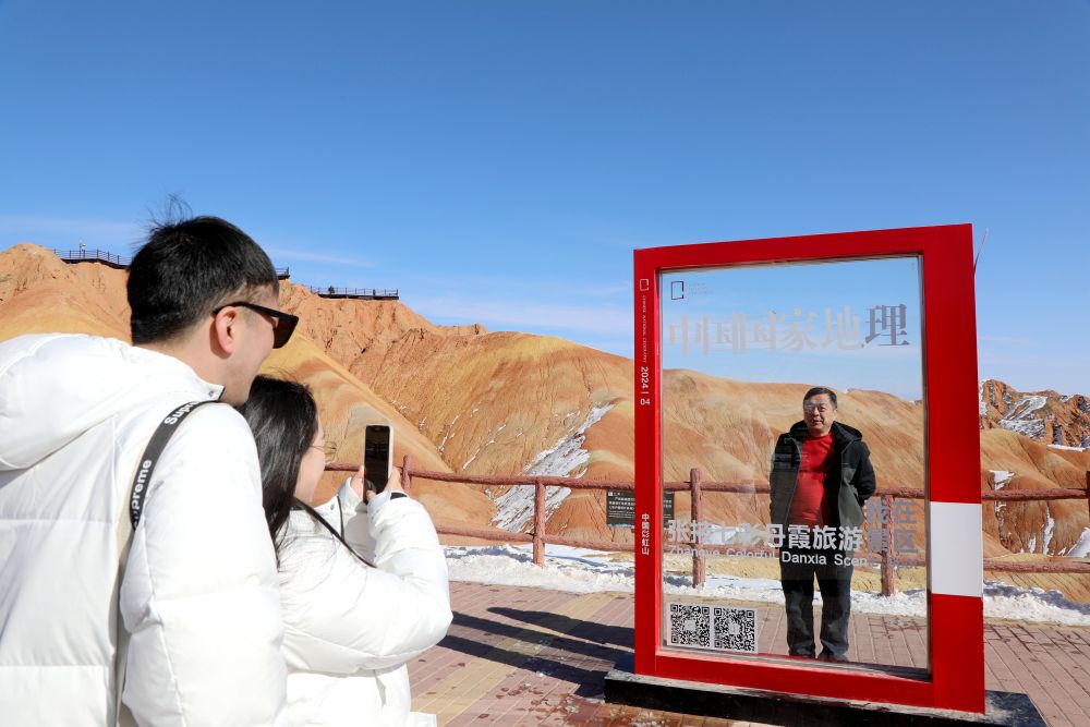 张掖：雪后丹霞半山素裹半山霓