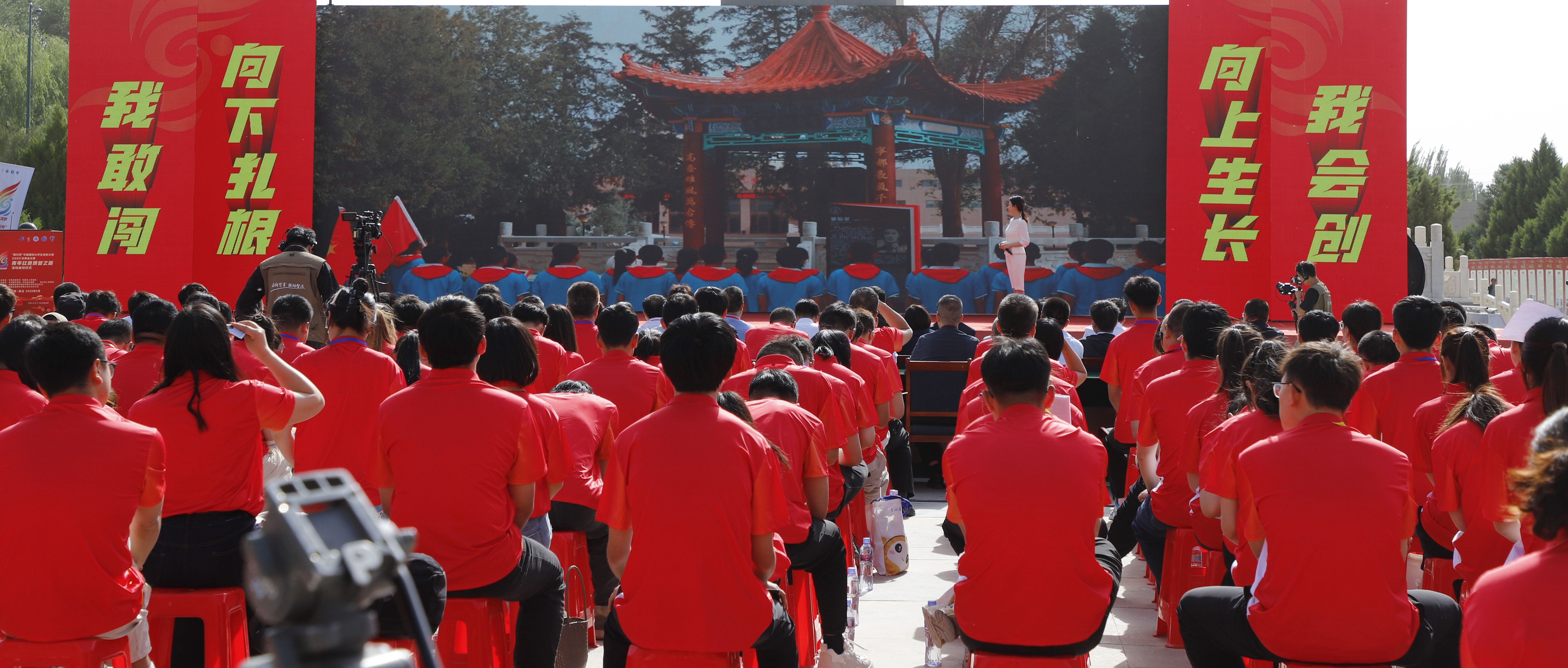 中国国际大学生创新大赛（2025）甘肃省分赛“青年红色筑梦之旅”活动启动_fororder_全体人员聆听微党课《铁流后卫——董振堂》