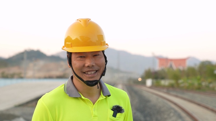 资讯有故事｜在20多米高空开展作业 他们照亮中老铁路列车前行路