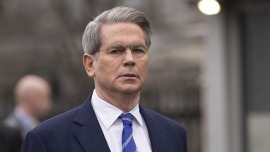 视频丨美财长国会发言被抗议者反复打断