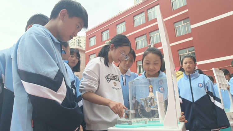 陇南宕昌:科普大篷车进校园点燃童心梦想_fororder_4