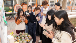 南开大学中外师生共赴春日之约