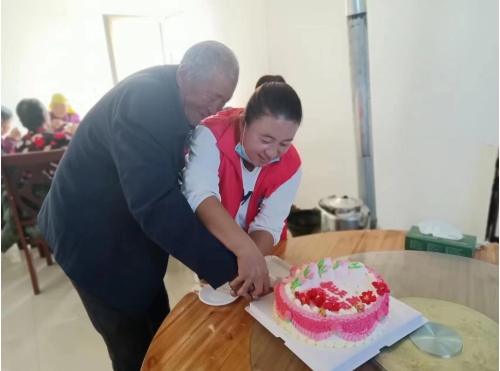 鄂尔多斯市伊金霍洛旗札萨克镇：多彩活动擦亮“为老服务”幸福底色_fororder_转3