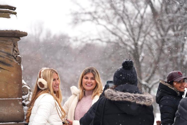 列国鉴丨记者观察：圣诞灯光下的美国“K型”经济裂痕