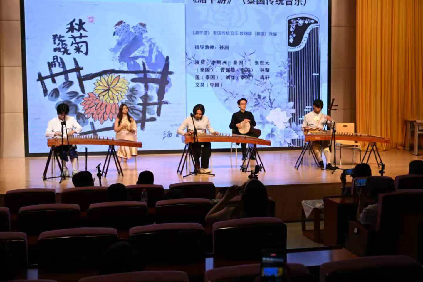 资讯有故事丨当外国留学生爱上中华筝 奏出怎样的“国际范儿”？