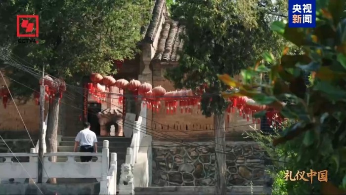 礼仪中国丨他用一根扁担扛起了孩子们的未来