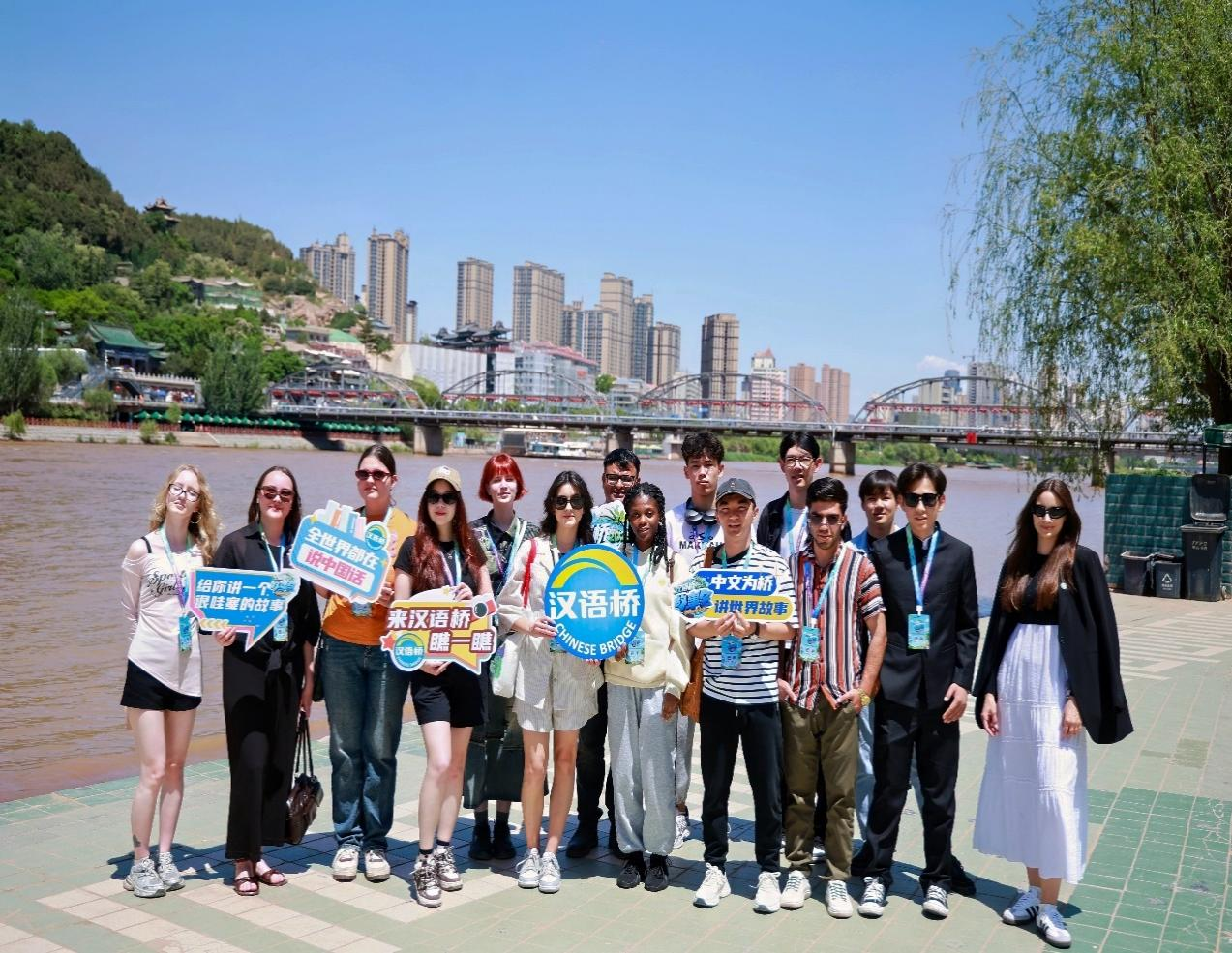 2025“汉语桥”全球外国人汉语大会——故事会西北预赛在西北师范大学举行_fororder_留学生在岸边合影