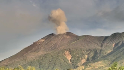 菲律宾坎拉翁火山发生喷发 灰柱高度达1200米
