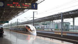 广州大雨致火车停运 湖南耒阳快速转运3000旅客