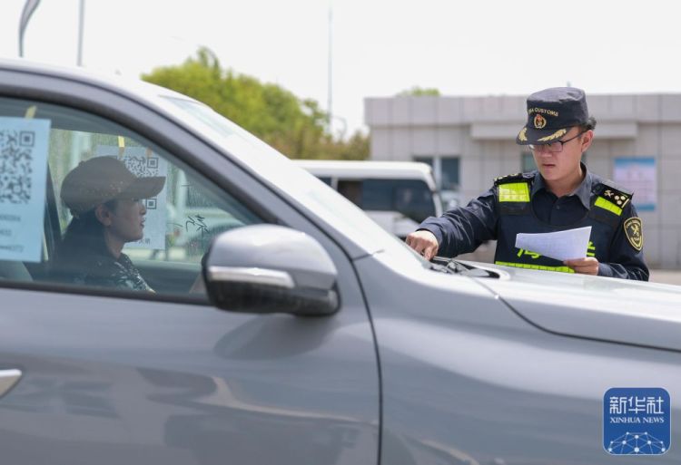 新华全媒+｜在霍尔果斯，这群人让国产新能源汽车“跑”向中亚