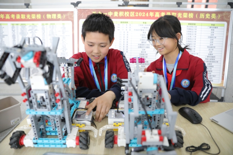 天水市第五届中小学人工智能大赛暨首届数智赋能教育发展论坛举办_fororder_467A1193.JPG