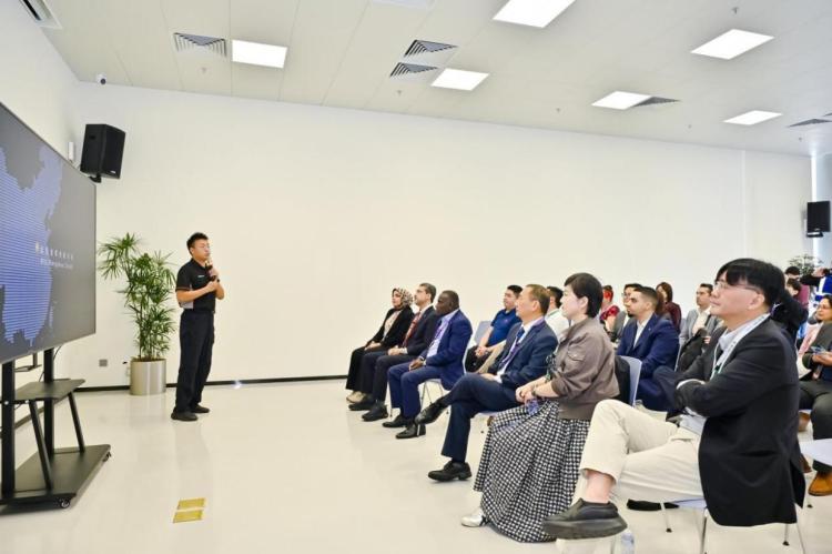 “豫”见智造 “驭”见未来：多国外交官郑州试驾比亚迪 于“速度与激情”中解码中国智造_fororder_wps_doc_3
