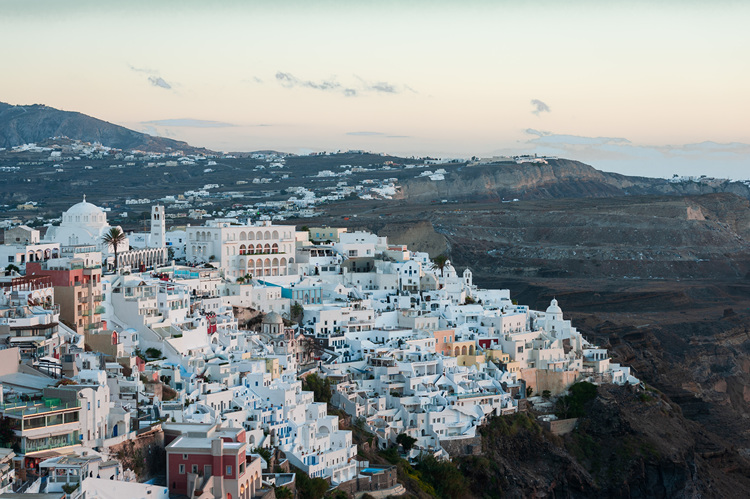 圣托里尼附近地震频发 希腊发布风险预警
