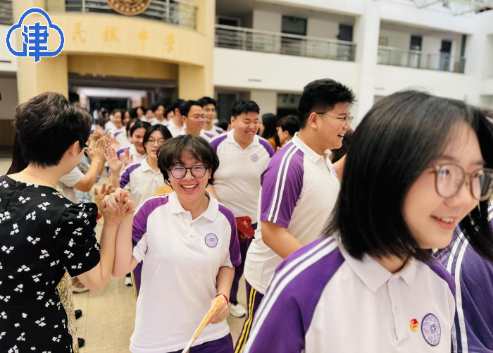 温情“最后一课”：击掌壮行 赠饮定胜