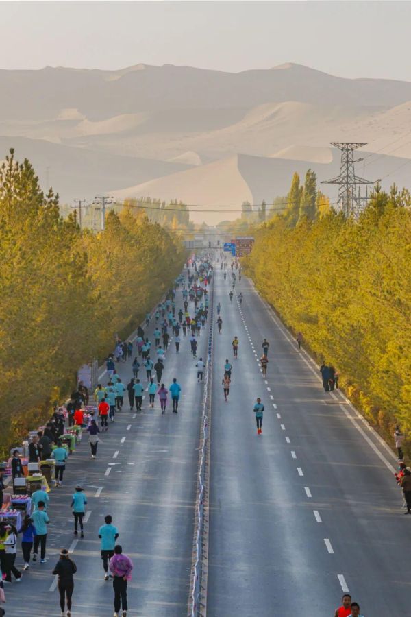 2025敦煌半程马拉松圆满落幕