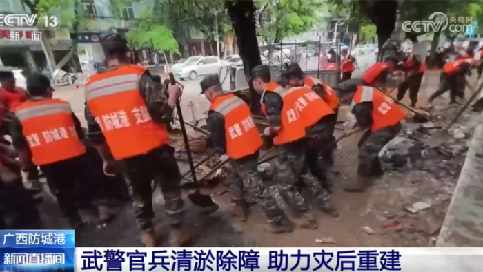 奋战在一线！武警官兵闻“汛”而动、迅速出击紧急展开抢险救援_fororder_5b84989e-7e4d-46b2-b20b-671df1f06d36.1000x527.960x505