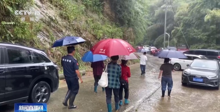 强降雨在多地引发汛情 多方合作守护群众安全