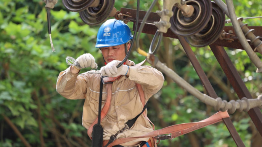 Chongqing Power Workers Take on Extreme Heat with "Hardcore" Efforts