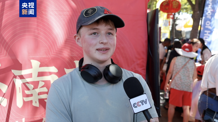 视频丨全球看春晚！“春晚红”点亮开普敦 百屏联动预热丙午马年