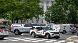 一男子在白宫附近丢下可疑包裹 美特勤局与排爆人员紧急出动_fororder_2a008b77b2d94e53909958f51fe060ea