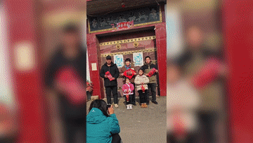 新春走基层·跟着村支书“忙年”丨不一样的全家福