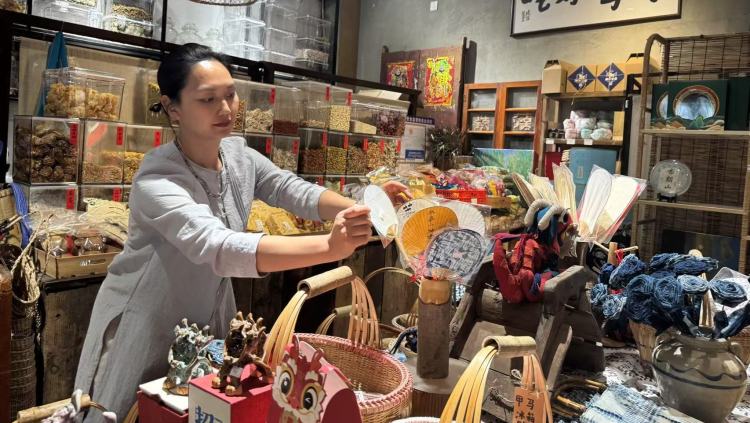 青春不打烊｜在市井烟火中，她架起连接乡土与世界的桥梁