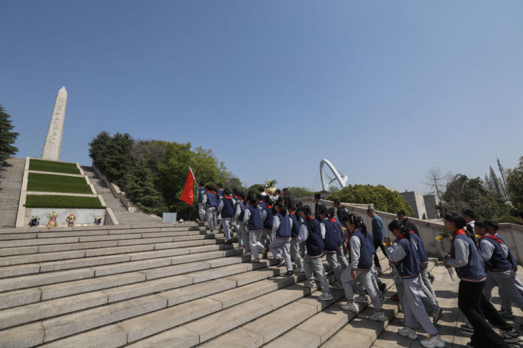 清明祭扫缅怀革命先烈