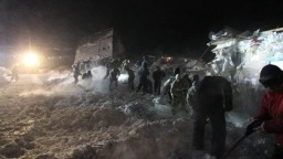视频丨俄罗斯北高加索山脉一峡谷发生雪崩 11名登山者遇难