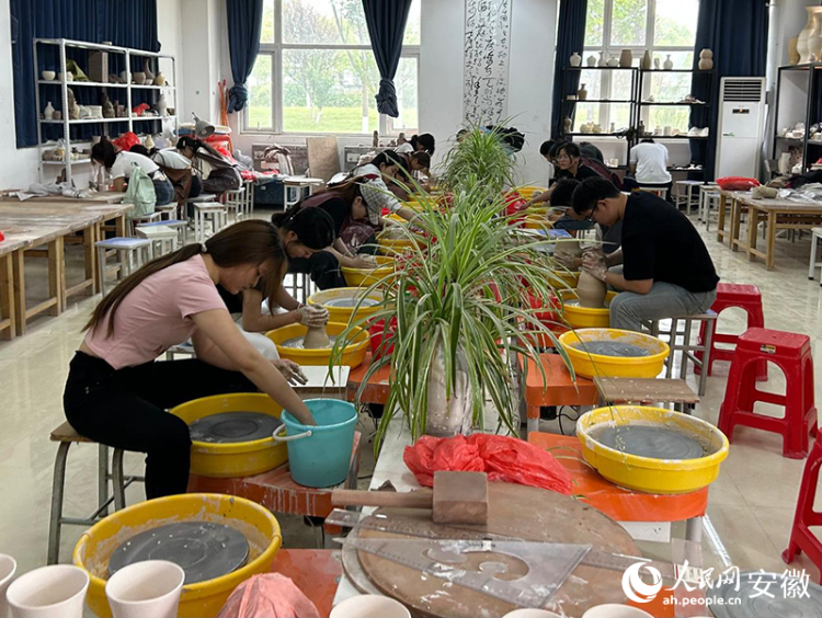 “人口大市”下好职教“一盘棋” 培养更多大国工匠_fororder_职教3