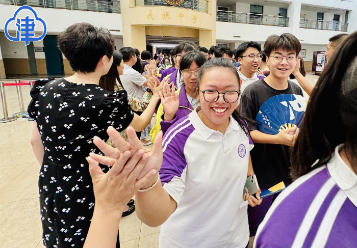 温情“最后一课”：击掌壮行 赠饮定胜