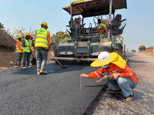 中铁七局刚果（金）姆布吉玛伊-古巴道路顺利完成沥青试验段_fororder_图片1