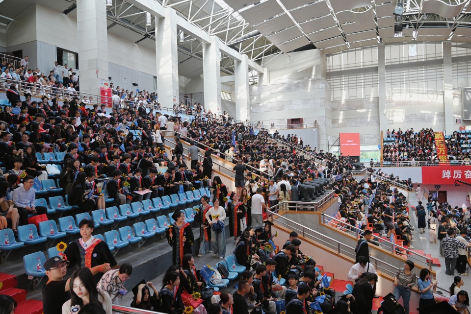 安徽财经大学举办2025届毕业生毕业典礼暨学位授予仪式_fororder_DSC_5302.JPG