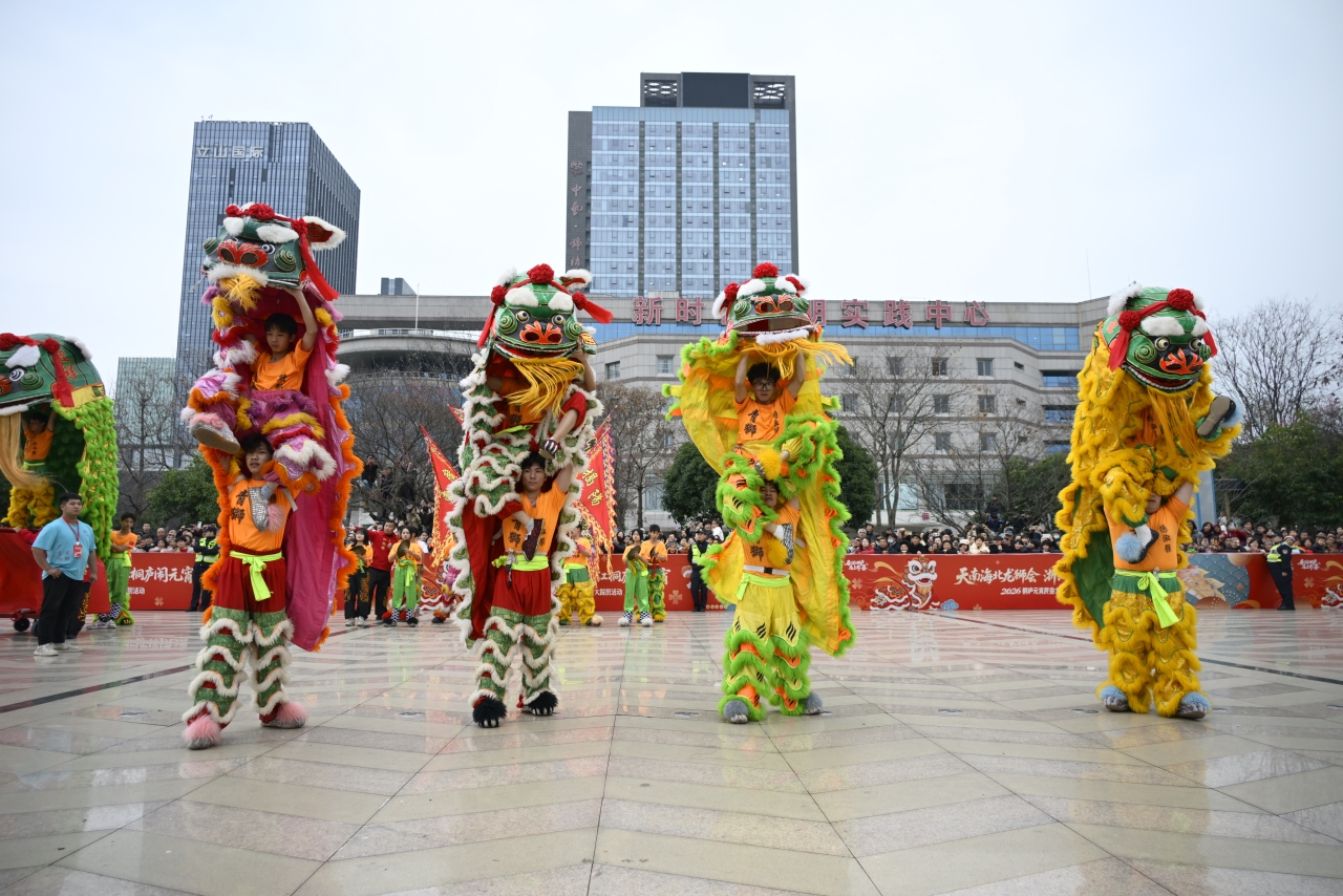 A North–South Folk Fusion for the Lantern Festival: Tonglu's Grand Folk Street Parade Lights Up the City_fororder_微信图片_20260302092117_15_477