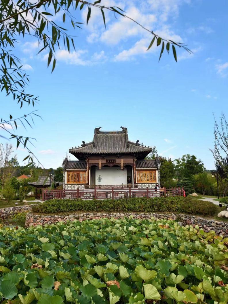 [Daka Chine 2024] Dialogue à travers le temps et l'espace : des influenceurs étrangers explorent le parc culturel de la ville natale de Bao Gong