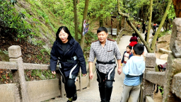 湖南新宁崀山引入智能设备 开启登山“轻装时代”