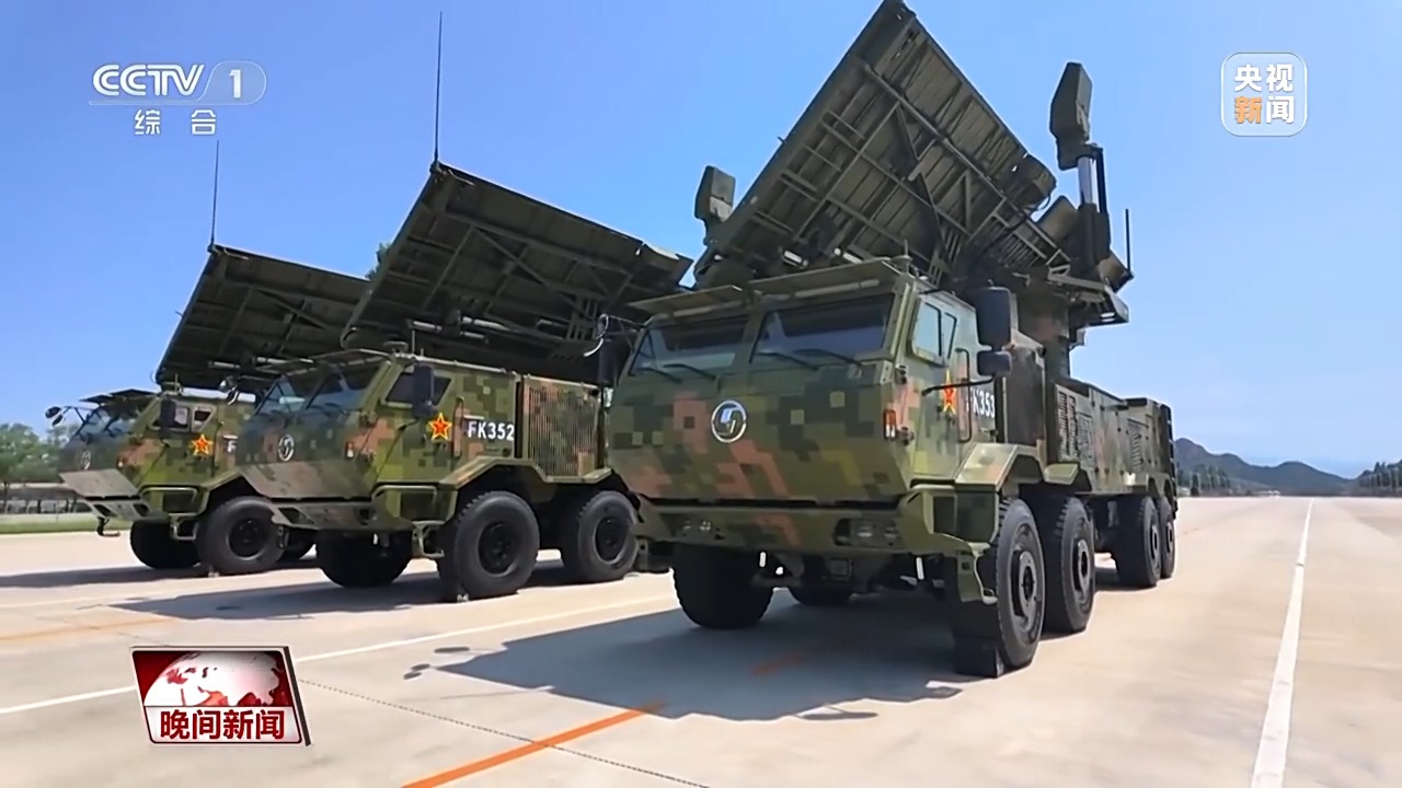 尖端武器集中亮相 解密阅兵新锐装备→