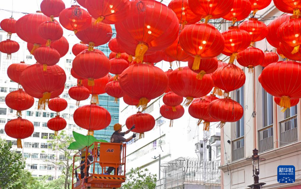 香港：彩灯迎双节