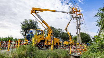 State Grid Zhangye Completes Zhangye’s First Category III Complex Live-Line Operation with Two Insulated Bucket Trucks Working in Coordination