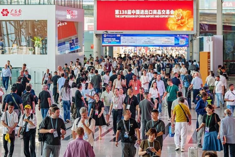 中国经济信心说丨广交会采购商“挤爆”服务机器人专区，所为何来？