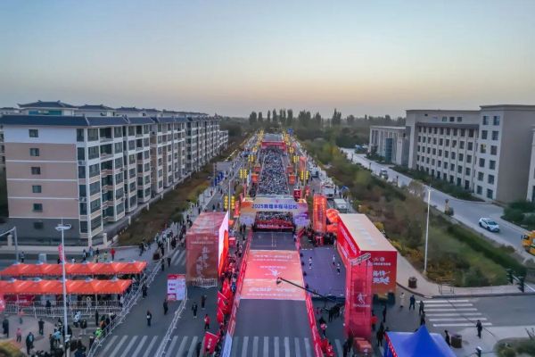 2025敦煌半程马拉松圆满落幕