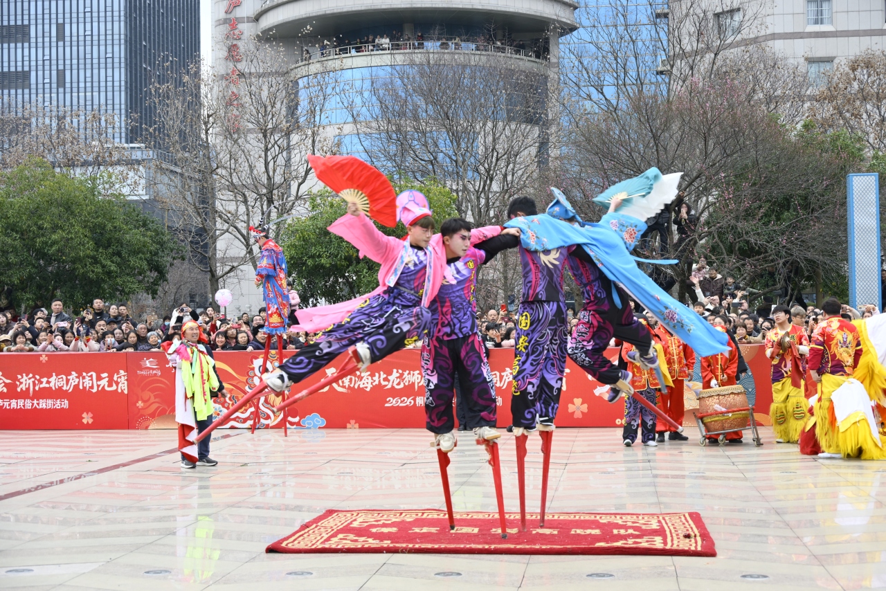 A North–South Folk Fusion for the Lantern Festival: Tonglu's Grand Folk Street Parade Lights Up the City_fororder_微信图片_20260302092116_14_477