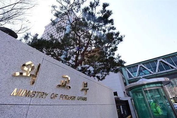 韩国强烈抗议日本政府审定通过歪曲历史内容的教科书