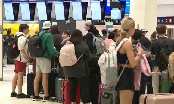 美政府部门“停摆” 部分机场安检排长队