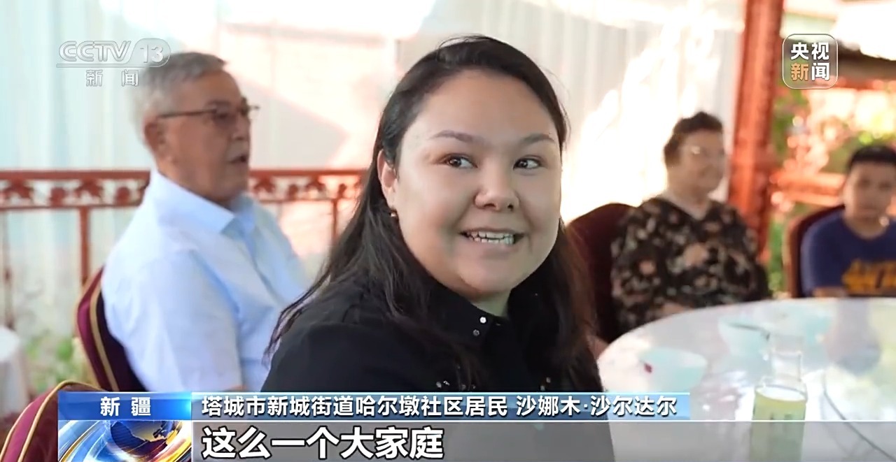 砥砺奋进七十载 天山南北谱华章丨各族人民像石榴籽一样紧紧抱在一起