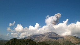 印尼勒沃托比火山发生喷发 火山灰柱高约800米