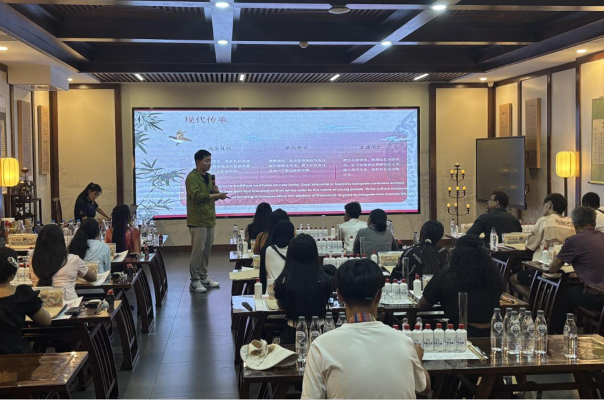 International Youth Visit Ninghe: Tasting Baijiu, Experiencing Tradition, and Writing a New Chapter in Calligraphy_fororder_图片11