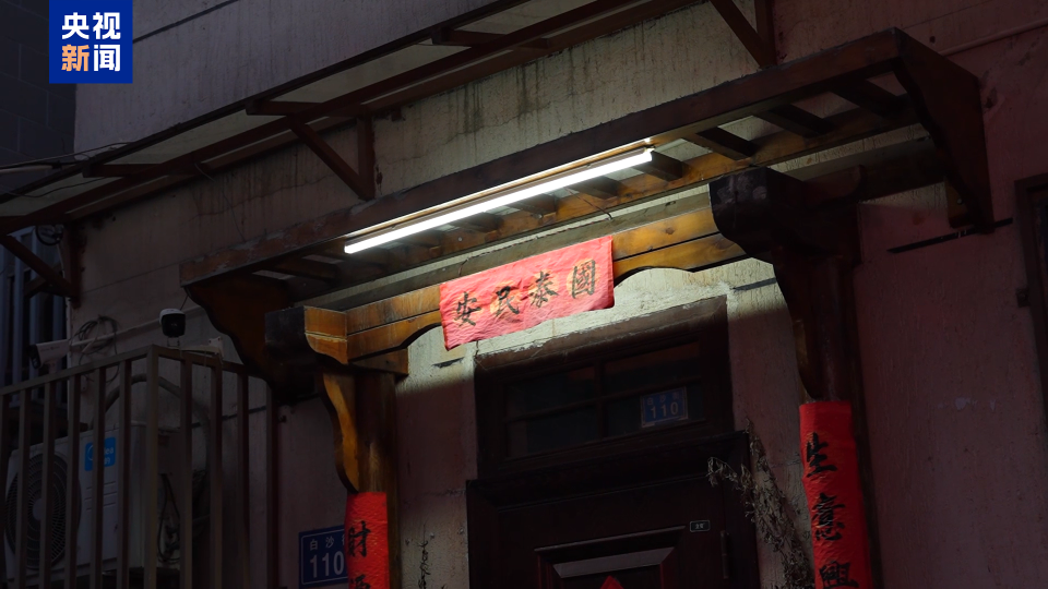 这条老街巷里的便利店 为晚归女孩深夜留灯13年