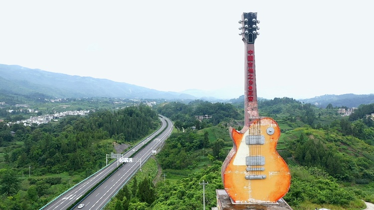 家门口的世界丨世界吉他正安造 黔北小县拨动全球琴弦