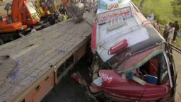巴基斯坦一客车与卡车相撞造成11人死亡