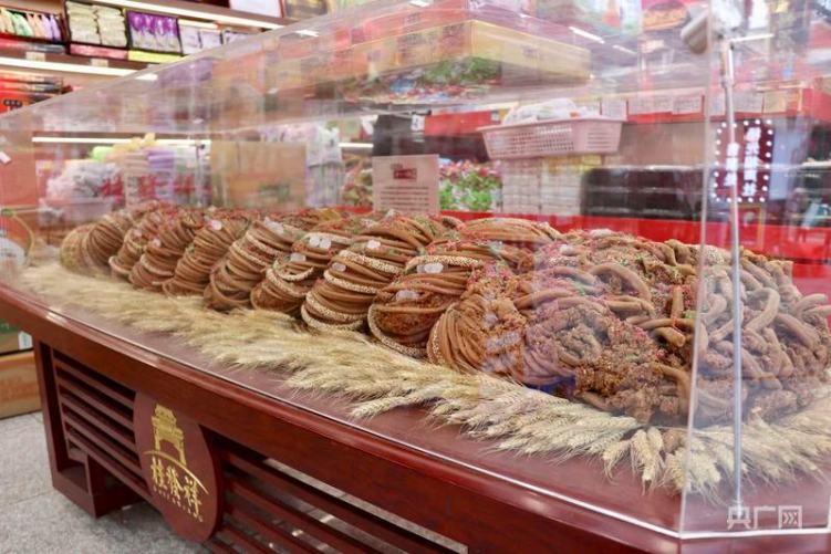 何以中国丨古今交融尽显魅力 老街新景再绽“繁花”